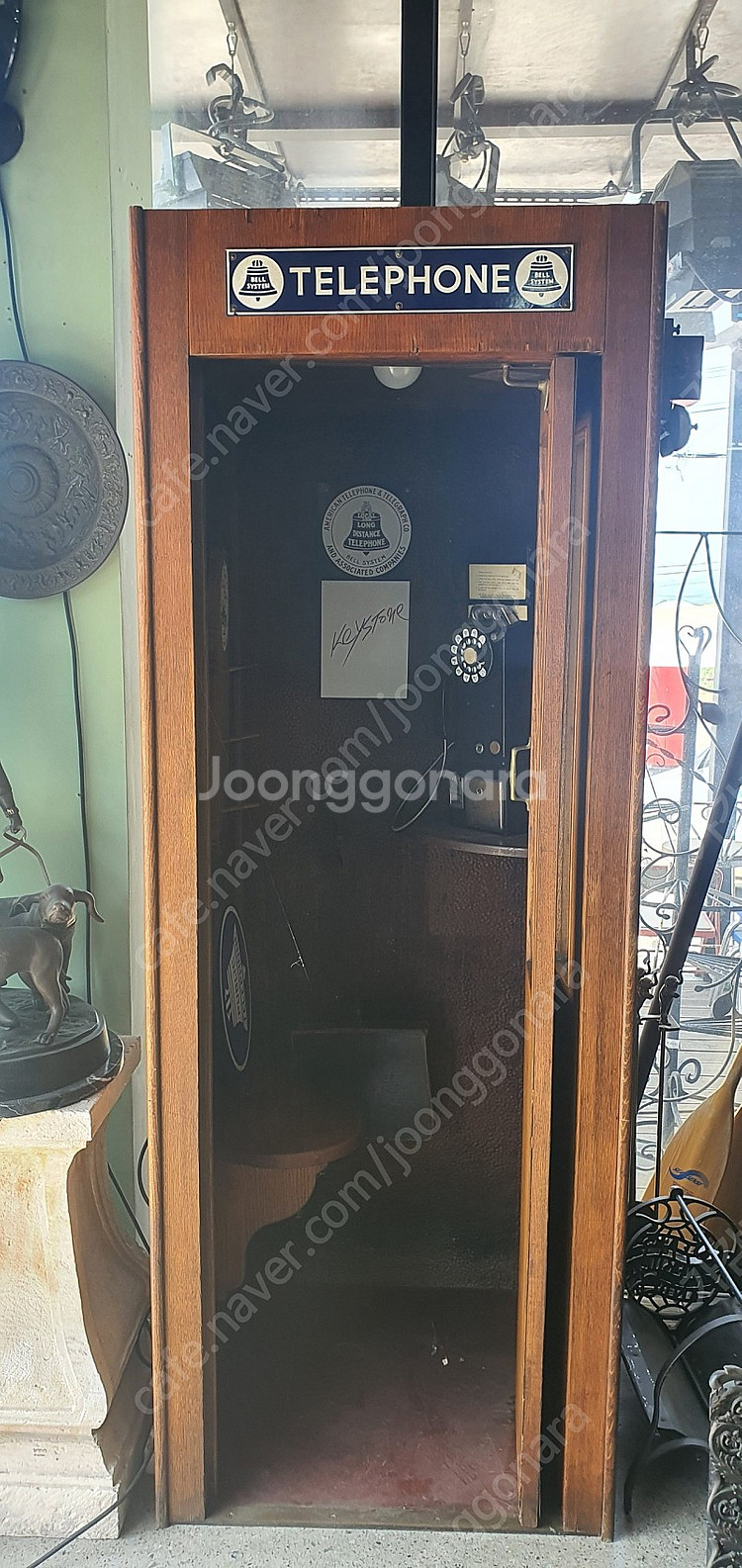 나무로 만들어진 오리지널 미국 공중전화부스--2