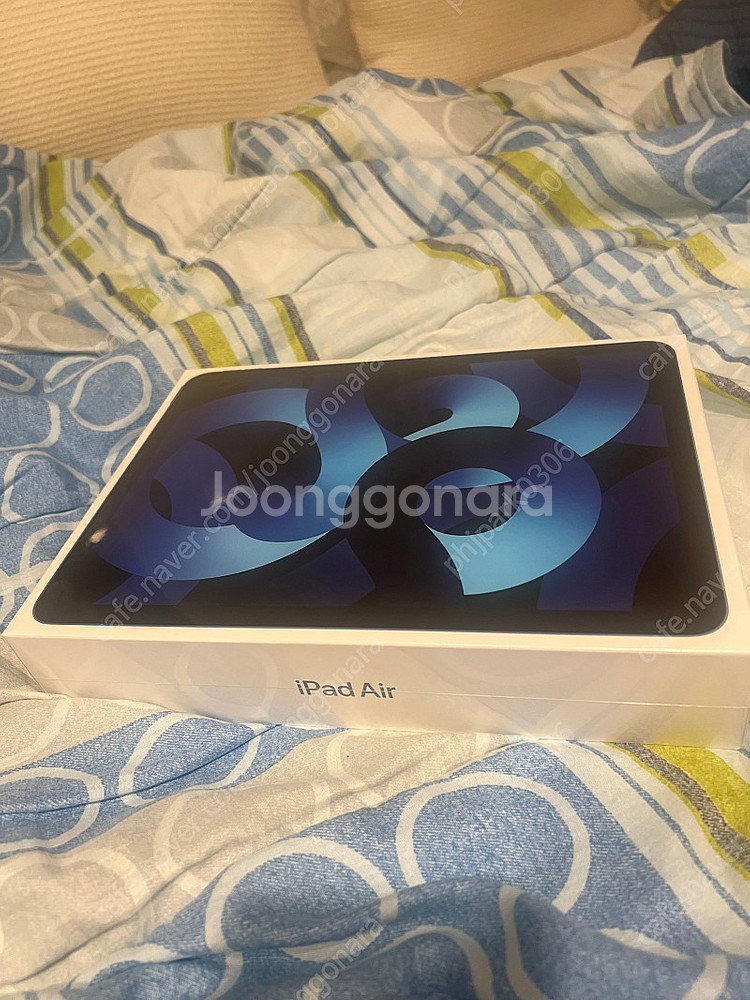 아이패드에어5 64gb wifi 블루 팝니다(미개봉)--0
