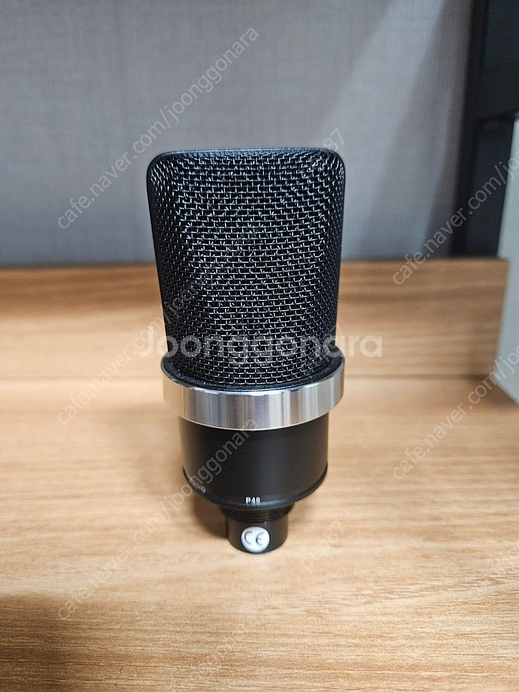 노이만 tlm 102 콘덴서 마이크 풀박스 판매합니다--2