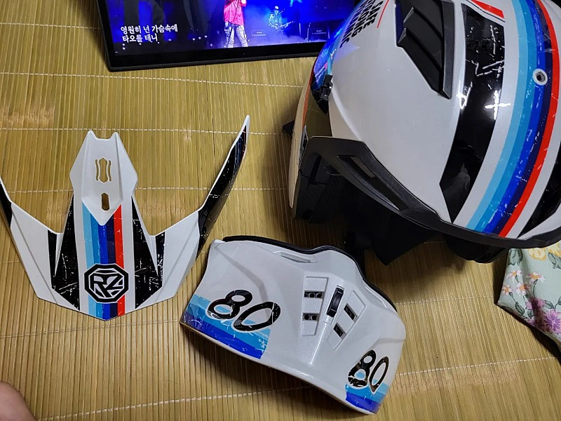 턱가드 분리형 하프헬멧 팝니다.--6