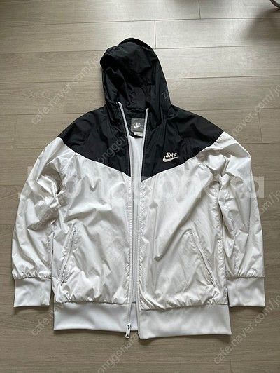 나이키 윈드러너 바람막이 검/흰 L 사이즈 팝니다.--0