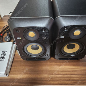 스피커 ﻿KRK V4S4 1조 판매합니다.