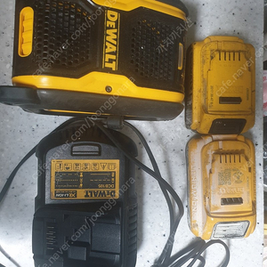 디월트 블루투스 배터리 충전기 팝니다 . DCR006 4만 DCB105 2만 20V 3AH 4만 18V 5AH 5만 팝니다 .