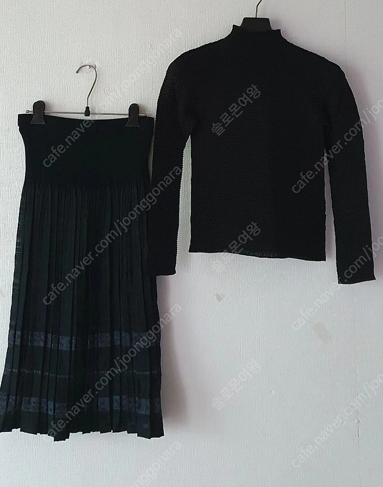 정품 이세이미야케 플리츠플리즈 ISSEYMIYAKE 블랙하이넥&일제롱스커트(안입음) 이미지