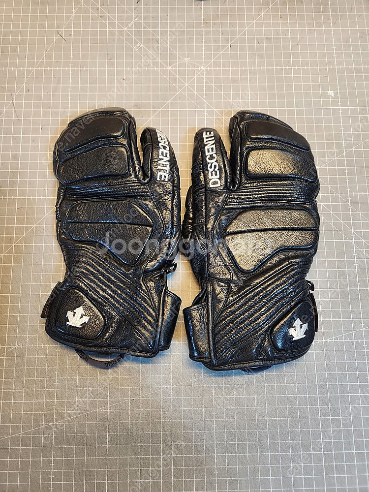 데상트 삼지 장갑 글러브--0