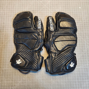 데상트 삼지 장갑 글러브