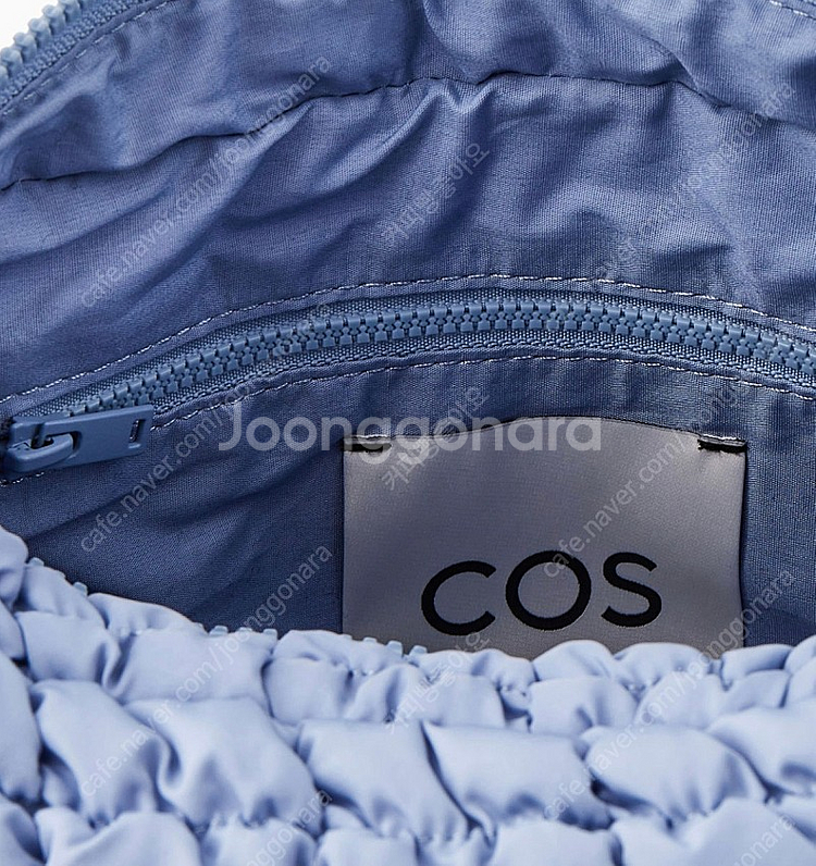 (새상품) COS 퀼티드 미니백 라이트블루--4