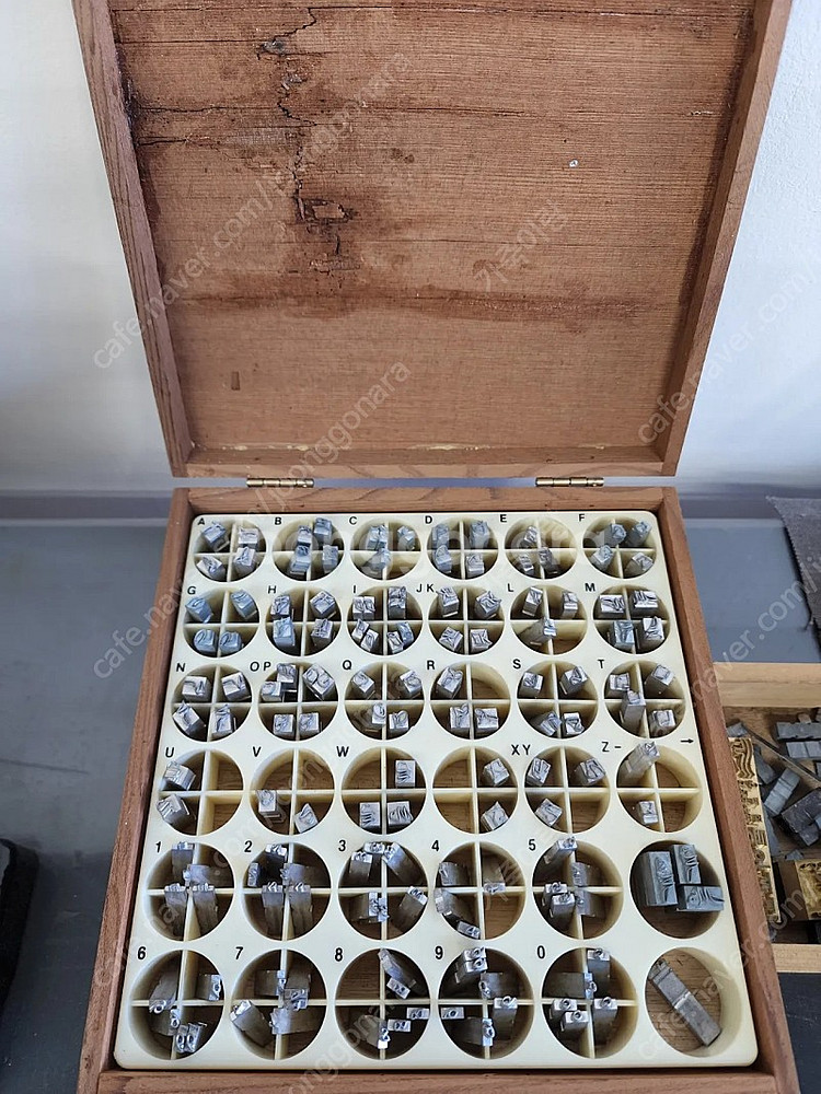 가죽공예 킹슬리 18pt 파크애비뉴 폰트--1