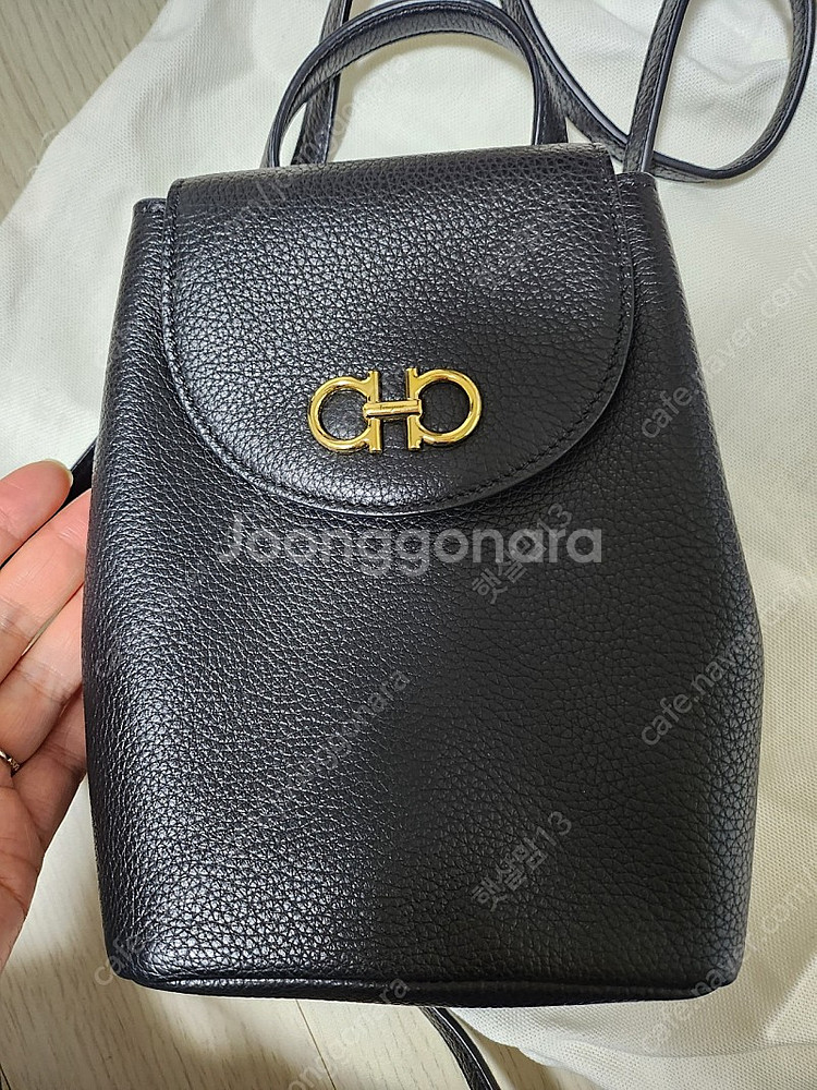 페라가모 간치니 미니 백팩 판매해요~--0