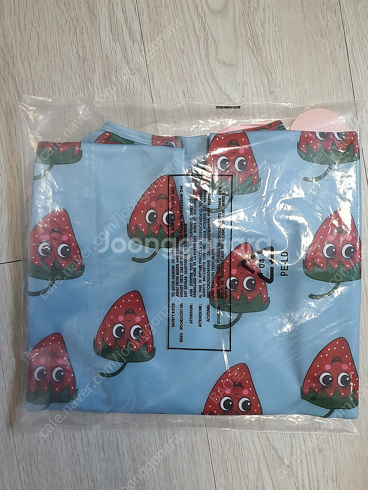 휴고러브스티키 블루딸기 래쉬가드 4T(새상품)--2