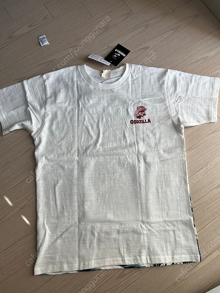 도쿄에서 구매한 고질라 티셔츠팝니다(정품) L사이즈이지만 실제사이즈는 국내M입니다--1