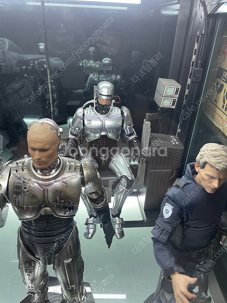 핫토이 로보캅 도킹체어 합본 버전 팝니다.--0