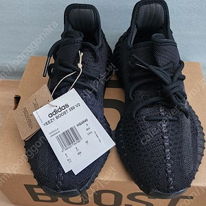 YEEZY BOOST 350 V2 아디다스 이지350 오닉스 235 사이즈 팝니다.