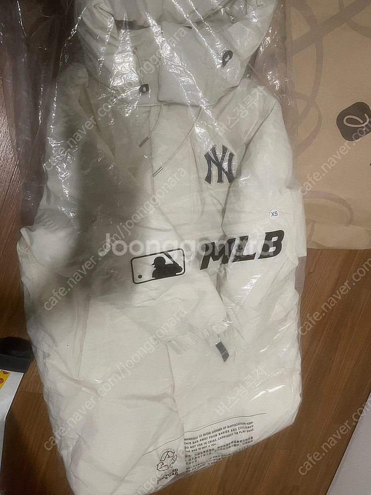 mlb 카리나 롱패딩 메가로고 xs 크림색 팝니다--0
