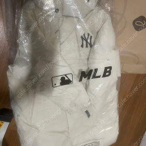 mlb 카리나 롱패딩 메가로고 xs 크림색 팝니다