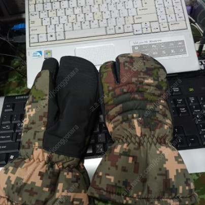 찬바람부는 날씨에 따듯한 밀리터리카모 벙어리 방한장갑 팝니다.--1