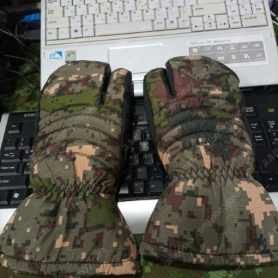 찬바람부는 날씨에 따듯한 밀리터리카모 벙어리 방한장갑 팝니다.--2