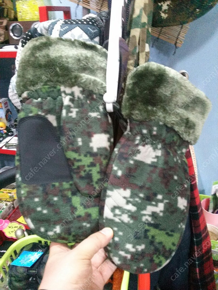 찬바람부는 날씨에 따듯한 밀리터리카모 벙어리 방한장갑 팝니다.--3