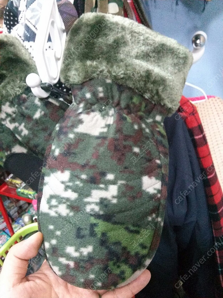 찬바람부는 날씨에 따듯한 밀리터리카모 벙어리 방한장갑 팝니다.--4