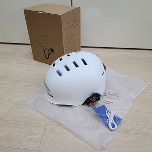 100% 정품 LED 기능성 싸이클 자전거 정품 헬멧 ! 전조등 후미등 라이트 내장형 USB 충전 헬멧
