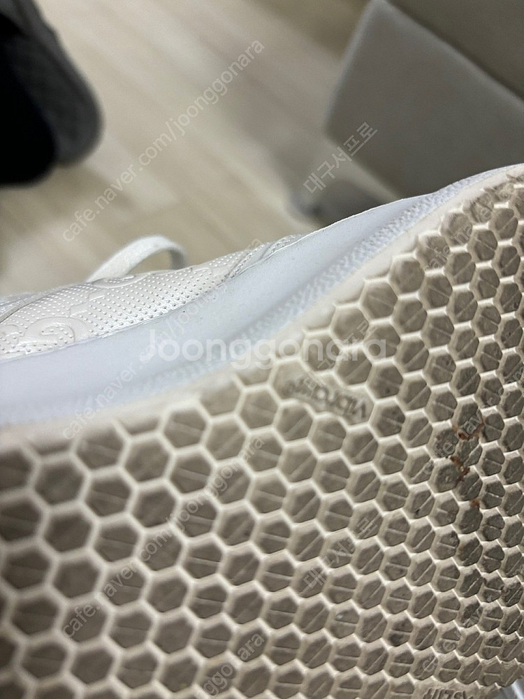 구찌 엠보스 스니커즈 정품 사이즈 7.5 (265-270)--3