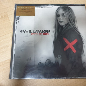 Avril Lavigne ‎– Under My Skin 에이브릴 라빈 한정 Red LP 미개봉 판매합니다.