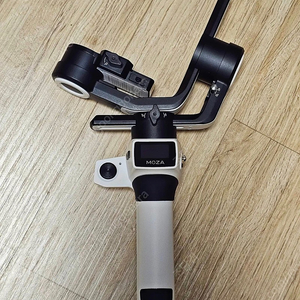 신형 MOZA AirCross S 모자 에어크로스s 하이브리드 짐벌 gimbal 판매합니다.