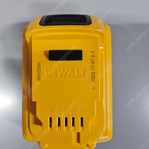 디월트 배터리 DCB184(20v, 5AH) 1개 새상품 판매 합니다.​