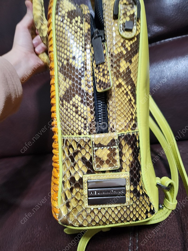 힐리앤서스 3ways 파이톤 백팩겸 숄더백--1