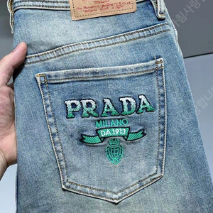 프라다 PRADA 엠보자수로고 스판 워싱 데님진