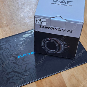 깔끔한 삼양 V-AF 24mm T1.9 팝니다.(BW필터, 보호스킨포함)