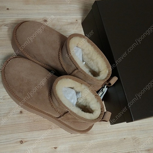 [ ] FW23 UGG 호주어그 EU 39 245 클래식 플랫품 울트라 미니부츠