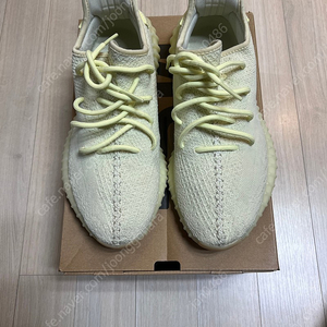 이지부스트 350 v2 버터 새상품급 판매. Yeezy Boost 350 V2