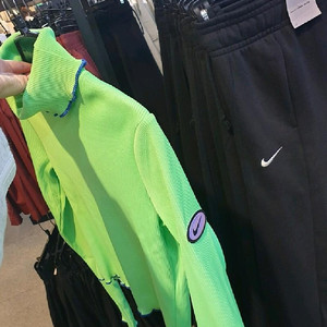 새상품 S M - 나이키 우먼스 스포츠웨어 터틀 롱슬리브 신축성있는 골지 목폴라티 32000원 드림