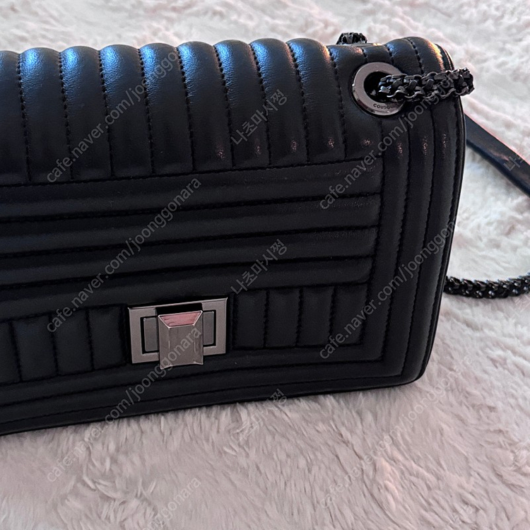 쿠론 리니어 체인백 블랙 팝니다.--1