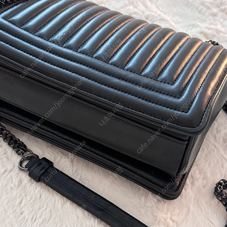 쿠론 리니어 체인백 블랙 팝니다.--2