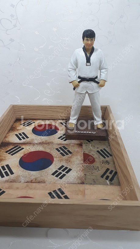 태권도 기본자세 모형 with 앤틱 태극기 배경 프레임...--1