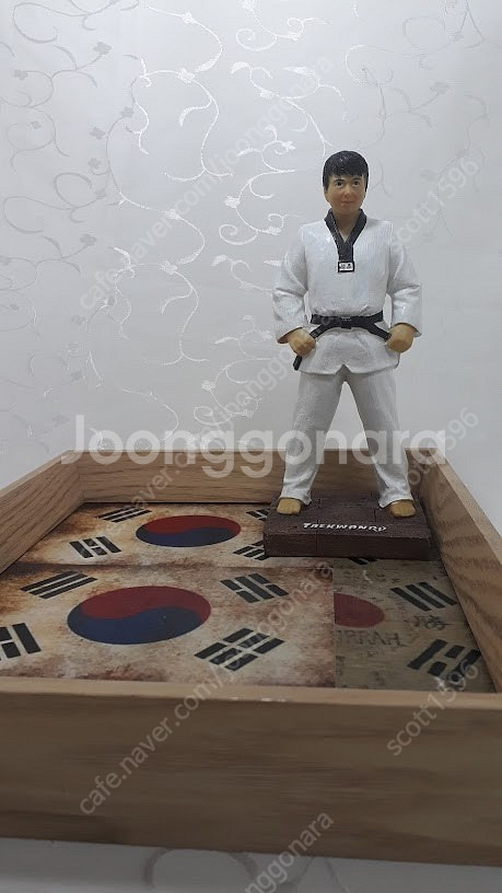 태권도 기본자세 모형 with 앤틱 태극기 배경 프레임...--2