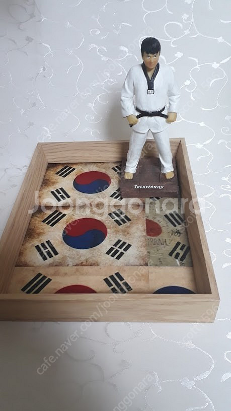 태권도 기본자세 모형 with 앤틱 태극기 배경 프레임...--3