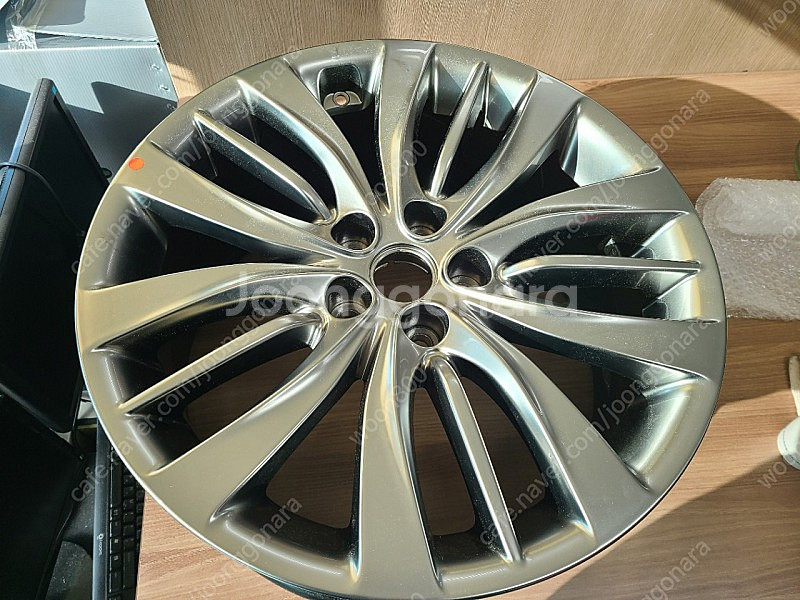 제네시스DH. G80 앞쪽 순정휠 1짝 판매합니다.--0