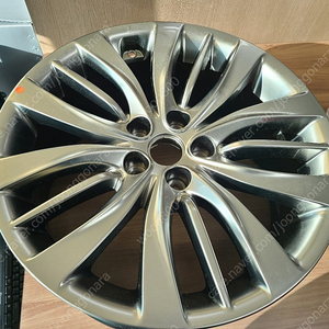 제네시스DH. G80 앞쪽 순정휠 1짝 판매합니다.