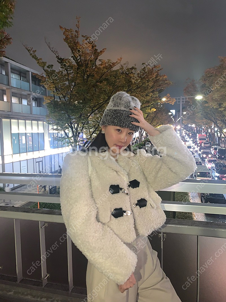 블루민 테디 페이크퍼 크롭 코트 크림색상 새상품--4