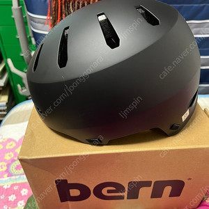 자전거 헬멧. BERN MACON 2.0