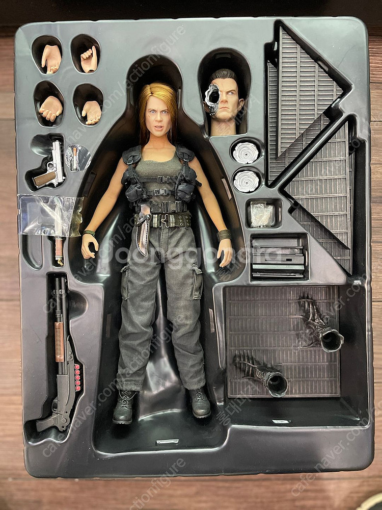 핫토이 터미네이터2 사라코너 t1000 한정판 팝니다.--1