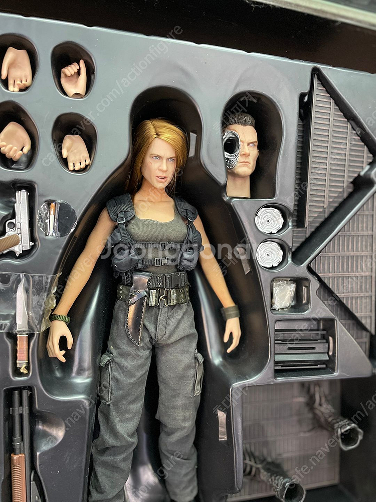 핫토이 터미네이터2 사라코너 t1000 한정판 팝니다.--2