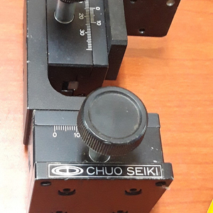 정밀 스테이지 CHUO SEIKI LS-612 (테이블사이즈 40x60mm, +-15mm 이동) 2개.