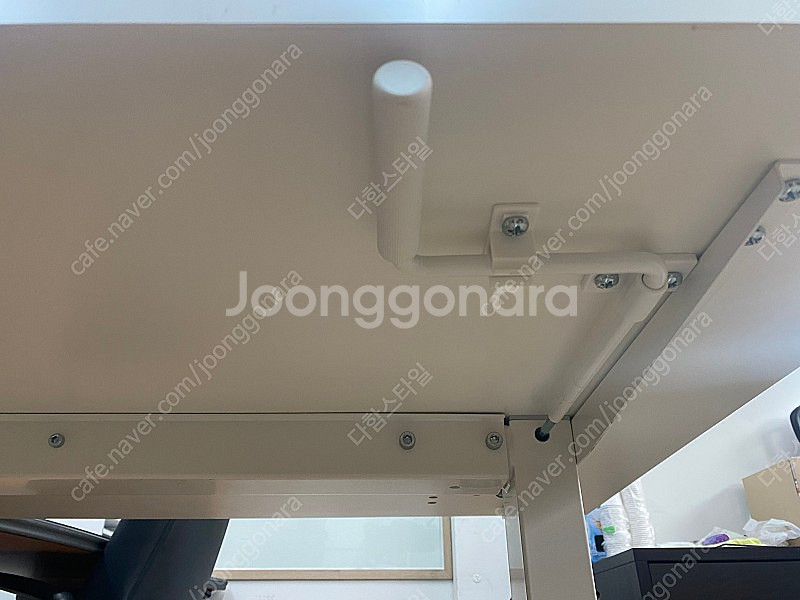 이케아 트로텐 수동 높이조절 책상--1