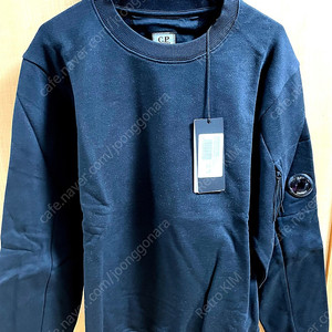 씨피 CP 컴퍼니 맨투맨 스웨터 셔츠 블랙 M 사이즈 새상품 팝니다
