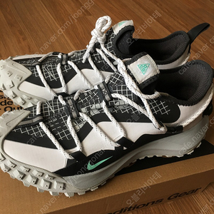 Nike ACG Mountain Fly Low SE White and Black DO9334-100 260사이즈 나이키 ACG 마운틴 플라이 로우 SE 화이트 앤 블랙