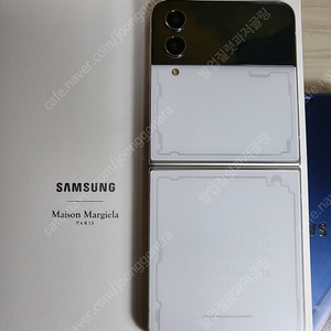 삼성 갤럭시 Z 플립 4 마르지엘라 에디션 휴대폰